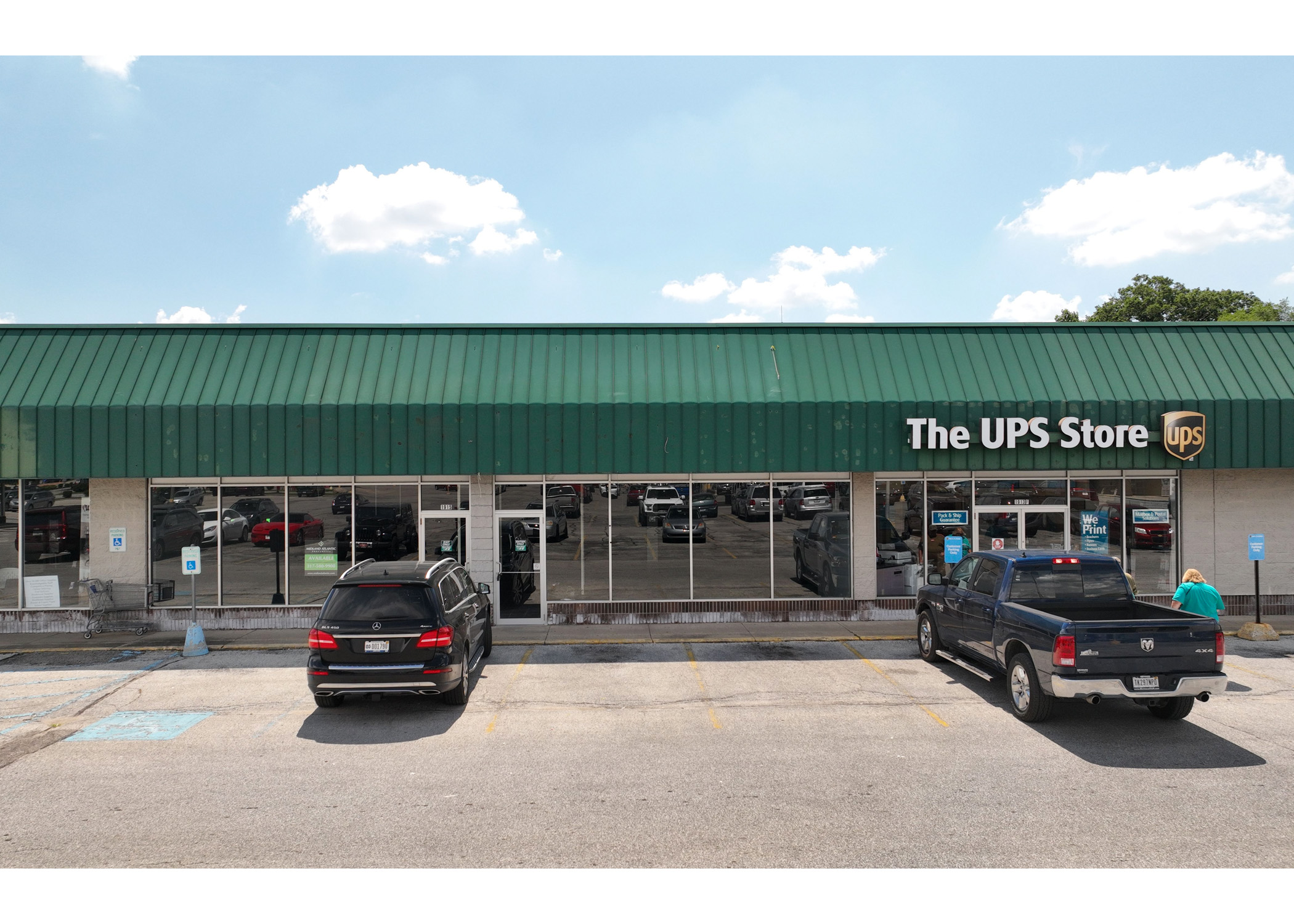 Plymouth Plaza, UPS Store front entrance